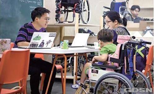 휠체어를 타는 아동에게 이동의 자유 선물